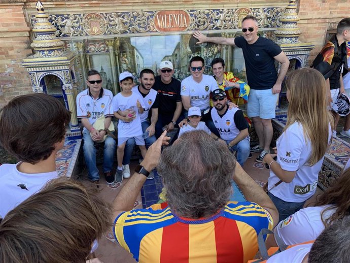 Ambiente de las aficiones del Barcelona y Valencia en la Final de la Copa del Rey en el Estadio Benito Villamarín de Sevilla.