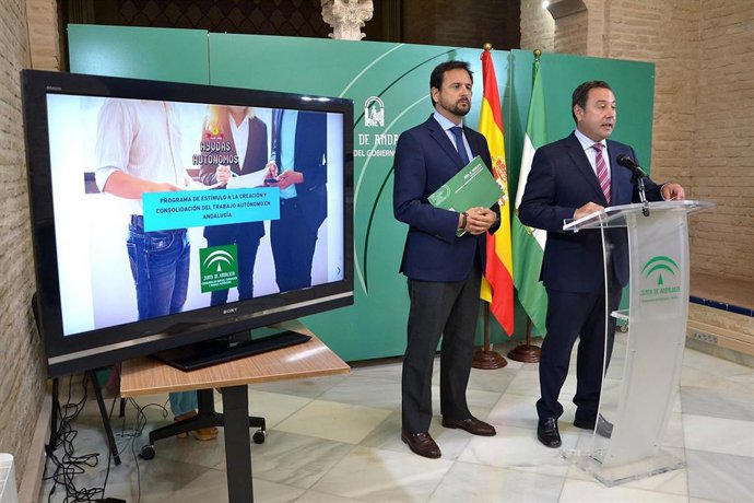 El delegado del Gobierno de la Junta en Sevilla, Ricardo Sánchez, y el delegado de Empleo, Formación, Trabajo Autónomo, Economía, Conocimiento, Empresas y Universidad, Francisco Javier Loscertales