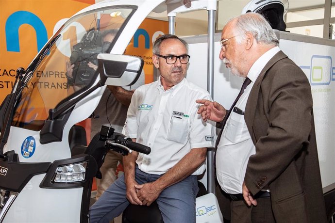 El director general de Tráfico (DGT), Pere Navarro, mantiene una conversación con un conductor de un vehículo de reparto