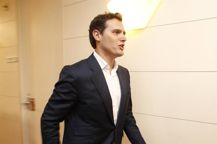 El presidente de Ciudadanos, Albert Rivera, se dirige a su reunión con el presidente de UPN en el Congreso de los Diputados.