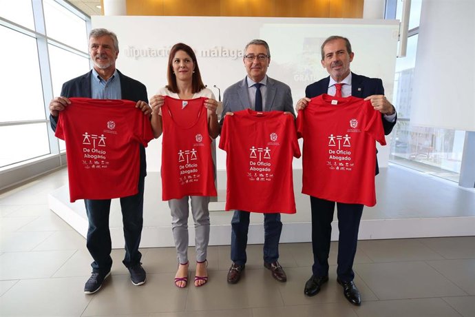 El representante de la Fundación Unicaja, Francisco Alonso; la concejala de Cultura y Deporte de Málaga, Noelia Losada; el presidente de la Diputación de Málaga, Francisco Salado, y el decano del Colegio de Abogados, Francisco Javier Lara, presentan la 