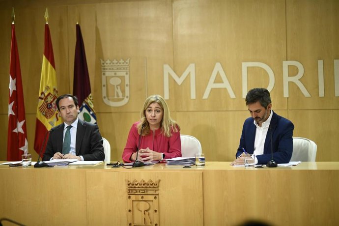 (I-D) El delegado de Medio Ambiente y Movilidad de Madrid, Borja Carabante; la portavoz del Ayuntamiento y delegada de Seguridad y Emergencias, Inmaculada Sanz; y el delegado de Familias, Igualdad y Bienestar social, José Aniorte, durante una reunión de