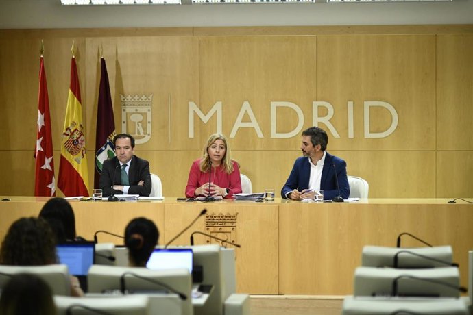 (I-D) El delegado de Medio Ambiente y Movilidad de Madrid, Borja Carabante; la portavoz del Ayuntamiento y delegada de Seguridad y Emergencias, Inmaculada Sanz; y el delegado de Familias, Igualdad y Bienestar social, José Aniorte, durante una reunión de