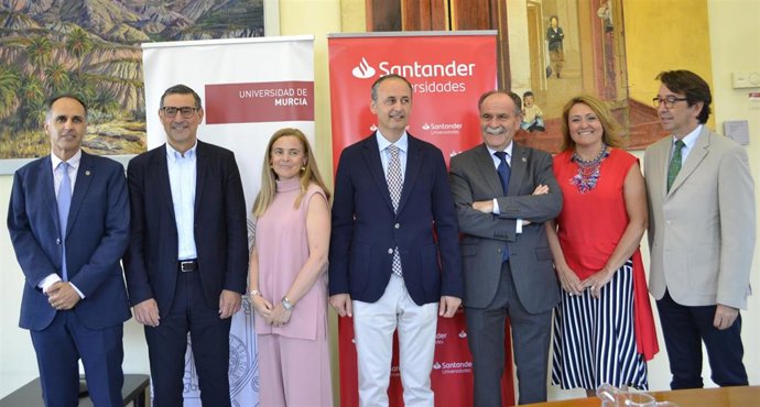 Los Rectores De La UPCT, Alejandro Díaz; Y De La UMU, José Luján; Junto Al Emilia Parejo, Directora Comercial De Santander Universidades; Javier Celdrán, Consejero De Universidades; El Presidente Del Consejo Social De La UMU, Juan Antonio Campillo; Soni