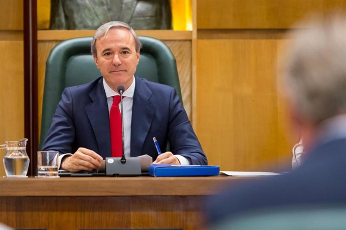 El alcalde de Zaragoza, Jorge Azcón, ha presidido este jueves el primer pleno de la actual corporación municipal.