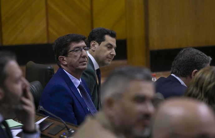Segunda jornada del Pleno del Parlamento andaluz. El presidente de la Junta de Andalucía, Juanma Moreno (2i),  junto al vicepresidente de la Junta de Andalucía, Juan Marín (1i) durante la sesión de control al gobierno.