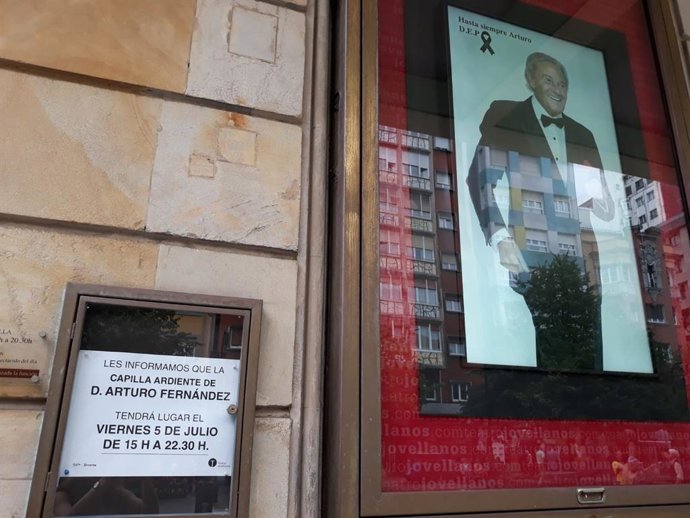 Un cartelen el Teatro Jovellanos anuncia la capilla ardiente del actor Arturo Fernández