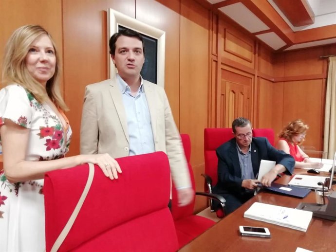 El alcalde de Córdoba, José María Bellido (centro), al inicio del Pleno