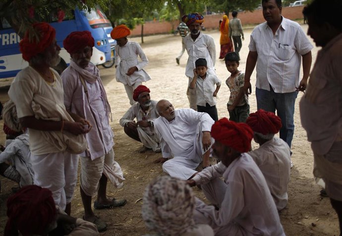 Discusión entre un grupo de ancianos de una localidad india