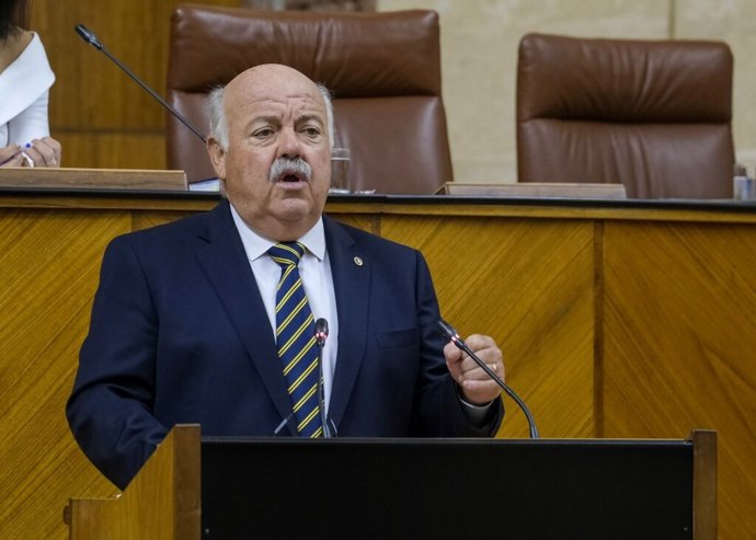 El consejero de Salud y Familias, Jesús Aguirre, en el Pleno del Parlamento de Andalucía.