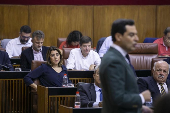 Segunda jornada del Pleno del Parlamento andaluz, con preguntas de los grupos políticos al presidente de la Junta, Juanma Moreno, en la sesión de control al gobierno. La secretaria general del PSOE-A, Susana Díaz (i) observa la intervención del presiden