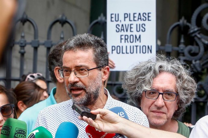 Los portavoces de la Plataforma en Defensa de Madrid Central, Paco Segura (Ecologistas en Acción) y Jordi Gordon (SOS Malasaña) ofrecen declaraciones a los medios de comunicación tras su reunión con el delegado de Medio Ambiente y Movilidad de Madrid, B