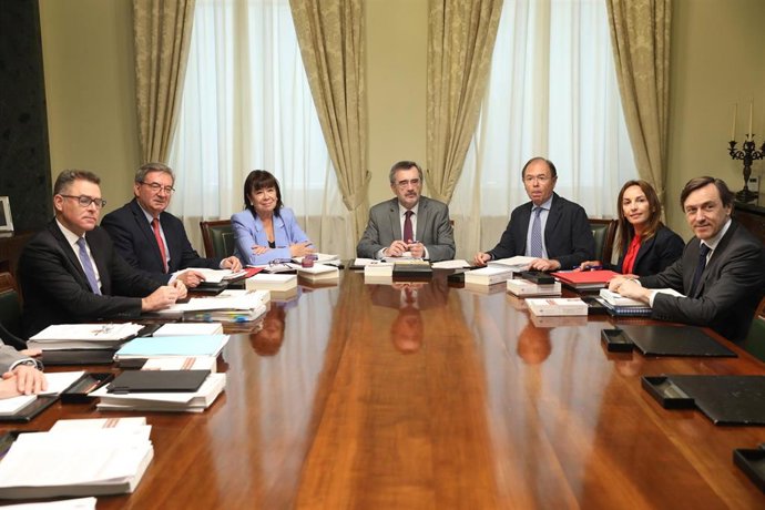 (I-D) El secretario tercero del Senado, Imanol Landa; el secretario primero del Senado, Fernando Martínez; la vicepresidenta primera, Cristina Narbona; el presidente del Senado, Manuel Cruz; el vicepresidente segundo, Pío García-Escudero; la secretaria 