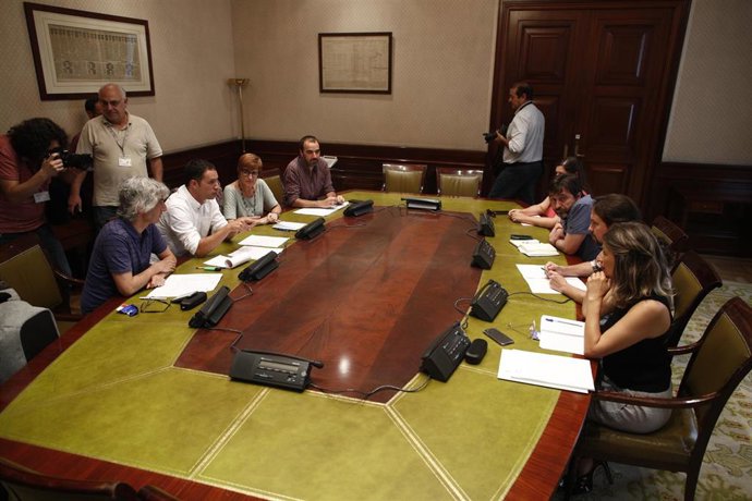 Reunión de Unidas Podemos con el sindicato ELA  ( Eusko Langileen Alkartasuna-Solidaridad de los Trabajadores Vascos) en el Congreso de los Diputados. A la derecha de la imagen, el secretario general de Podemos, Pablo Iglesias (3i); la portavoz de Galic