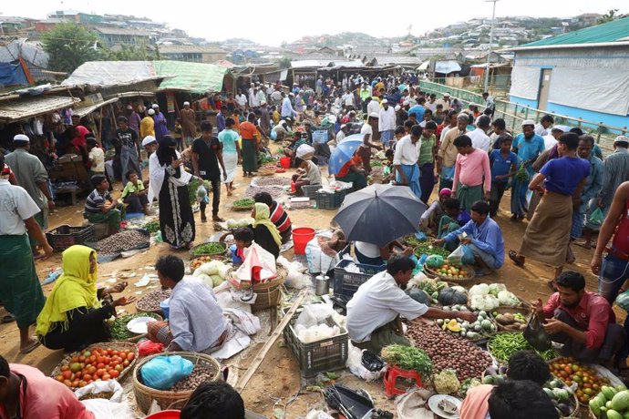 Refugiados rohingyas en uno de los campos para refugiados de Cox Bazar