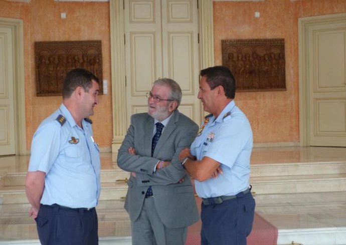 El presidente de la Asamblea charla con los coroneles Ivorra y de la Chica al término de la entrevista