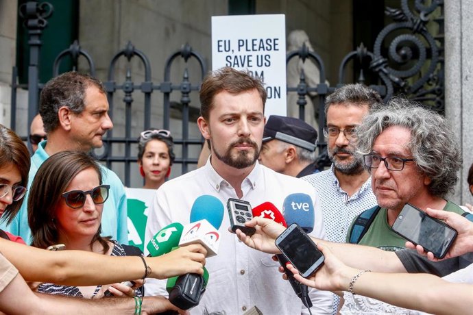 (I-D) Los portavoces de la Plataforma en Defensa de Madrid Central,  Adrián Fernández (Greenpeace), Paco Segura (Ecologistas en Acción), y Jordi Gordon (SOS Malasaña) ofrecen declaraciones a los medios de comunicación tras su reunión con el delegado de 