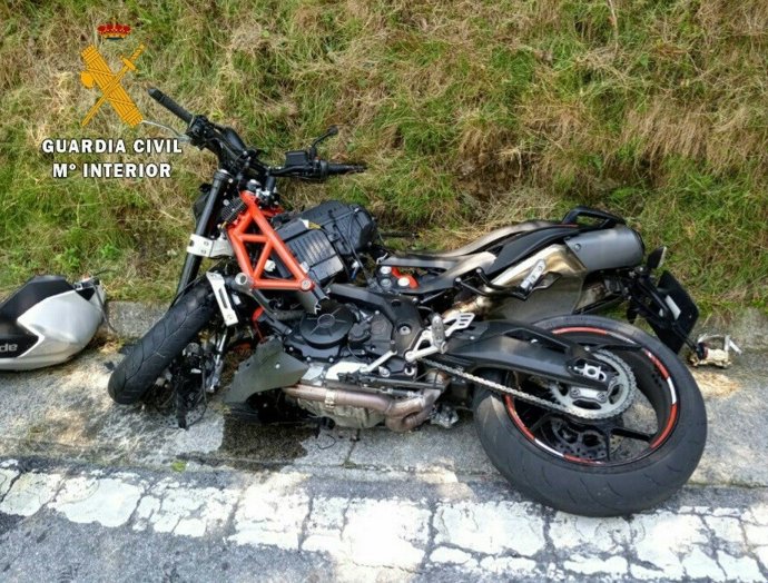 Estado de la motocicleta tras chochar contra un camión hormigonera.