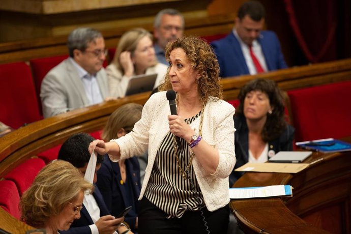 La consellera de Justicia de la Generalitat, Ester Capella, interviene desde su escaño en una sesión plenaria en el Parlamento de Cataluña (Archivo).