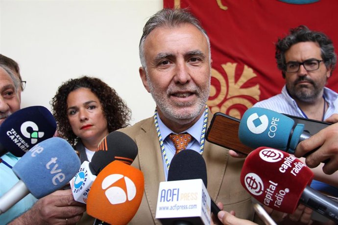 Ángel Víctor Torres, ante los periodistas