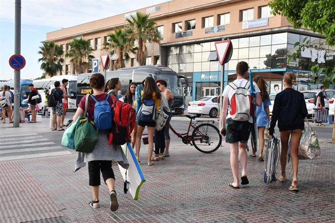 Jóvenes en uno de 'Los jueves a la playa' pasados