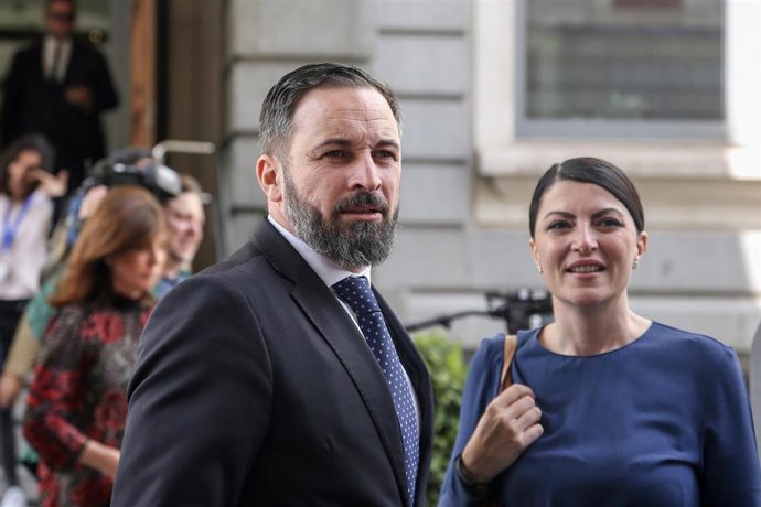 El líder de VOX, Santiago Abascal; el número 3 de Vox por Madrid y Macarena Olona(diputada por Málaga), tras posar en la foto de familia de los 24 diputados electos de la formación de ultraderecha para la XIII legislatura de España.