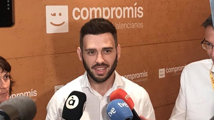 El síndic de Compromís atén als mig abans d'un esmorzar informatiu