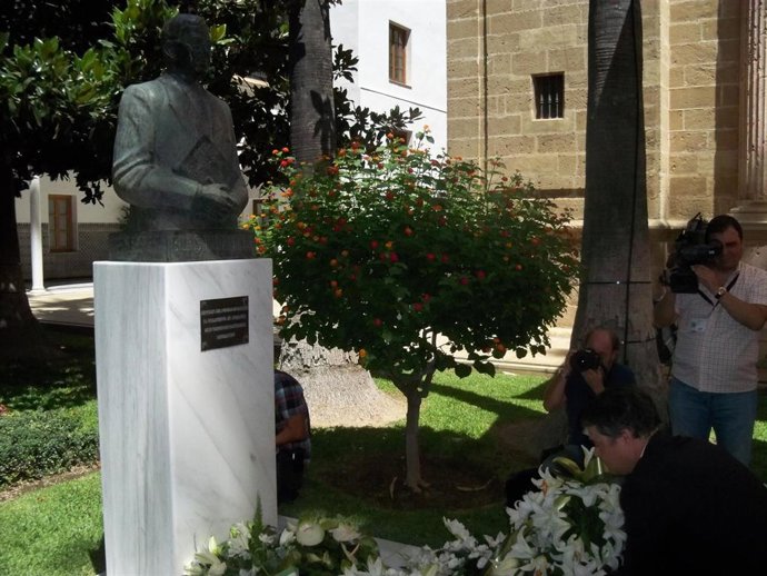 Ofrenda floral ante el busto de Blas Infante en el Parlamento