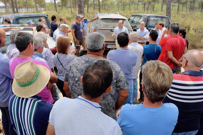 Dirigentes del PP de Huelva visitan la zona de El Gago de Lucena del Puerto.