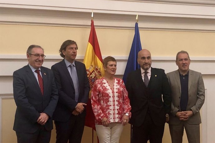La secretaria de Estado de Migraciones, Consuelo Rumí, junto a representantes del Consejo General de Colegios de Gestores Administrativos.