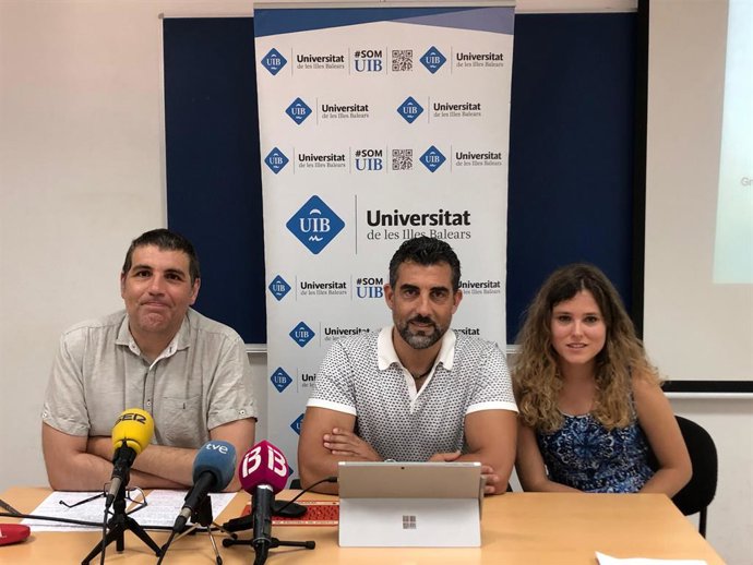 (I-D) El doctor del Departament de Física de la UIB, Arnau Amengual; el catedrtic de Física, Romualdo Romero, i l'alumna de doctorat del programa de Física de la UIB, Maria Cardell