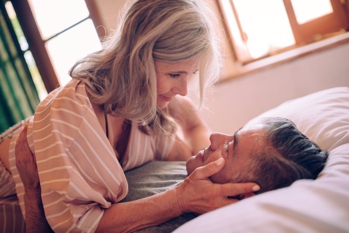 Pareja enamorada en la cama, sexo. Pareja mayores