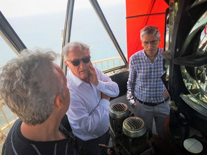 El presidente de la APA, Jesús Caicedo, visita el faro de Cabo de Gata