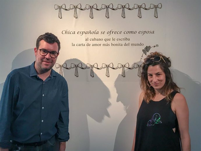 El tinent d'alcalde de l'Ajuntament de Palma, Antoni Noguera, i l'artista Núria Güell