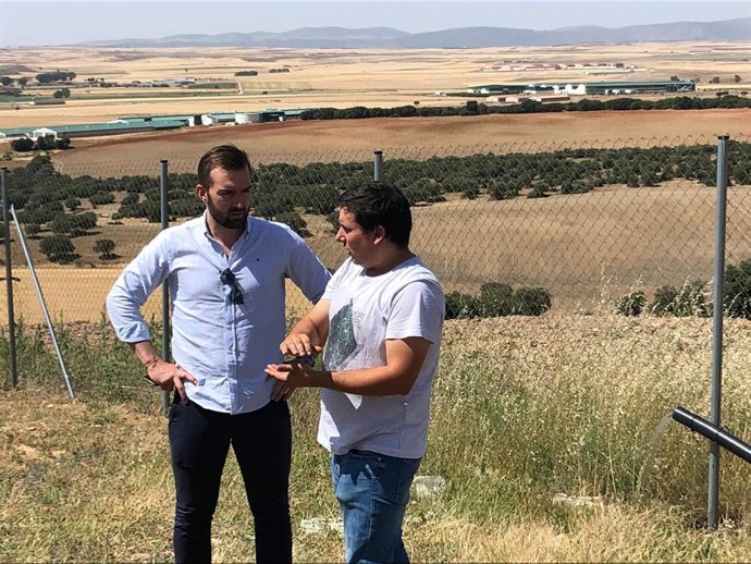 El diputado de Cs en la DPZ, Nicolás Cativiela, y el portavoz municipal de Cs en Mainar, Miguel Dionis, durante una visita a esta localidad zaragozana.