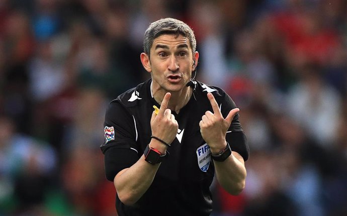 09 June 2019, Portugal, Porto: Match referee Alberto Undiano Mallenco gestures during the UEFANations League Final soccer match between Portugal and Netherlands at the Estadio do Dragao. Photo: Mike Egerton/PA Wire/dpa