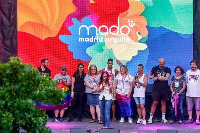 La cantante Mónica Naranjo da el pistoletazo de salida al Orgullo LGTB en Madrid