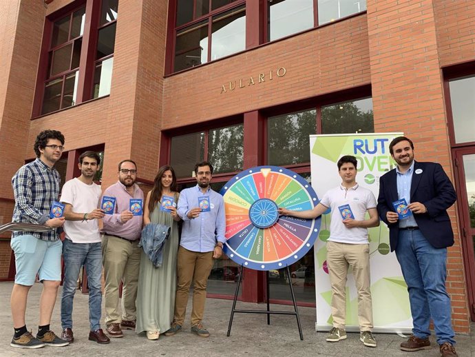 Foto del presidente de NNGG, Diego Gago, y estudiantes en la universidad de Valladolid para presentar la campaña a favor de una EBAU única en toda España.
