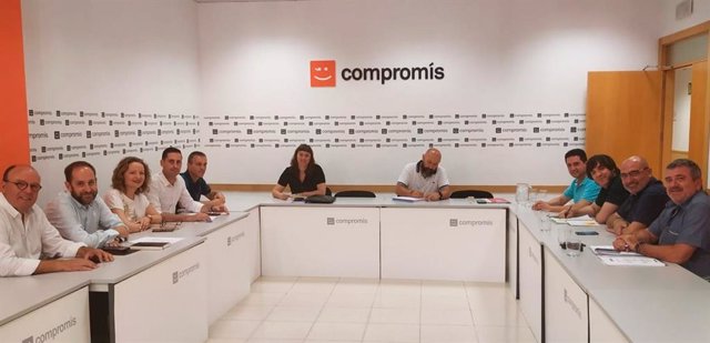 Imagen de los miembros de la comisión negociadora PSPV-Compromís para conformar el nuevo gobierno de la Diputación de Valencia.