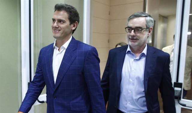 El presidente y el secretario general de Ciudadanos, Albert Rivera y José Manuel Villegas se dirigen a una reunión del partido en el Congreso de los Diputados