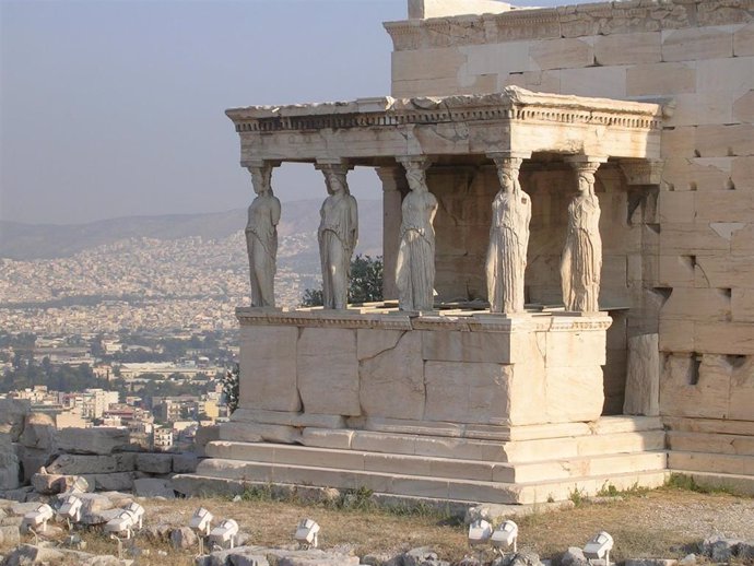 Grecia, templo de las Cariátides, en la Acrópolis de Atenas