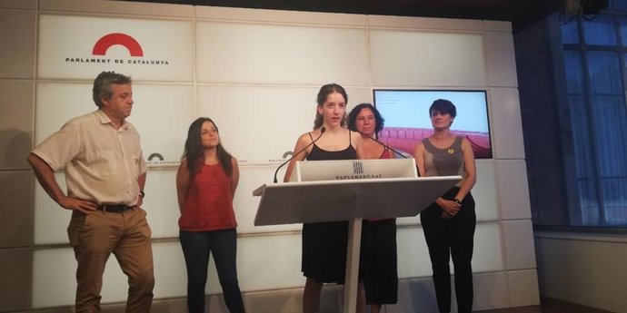 Toni Morral (JxCat), Maria Sirvent (CUP), Joana Sales (Sindicat d'Habitatge del Raval), Susanna Segovia (comuns) y Eva Baró (ERC)