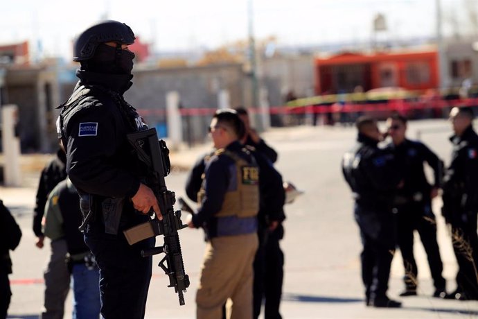 Policías en una escena del crimen de un ataque de narcotraficantes a la policías locales en Ciudad Juárez, México