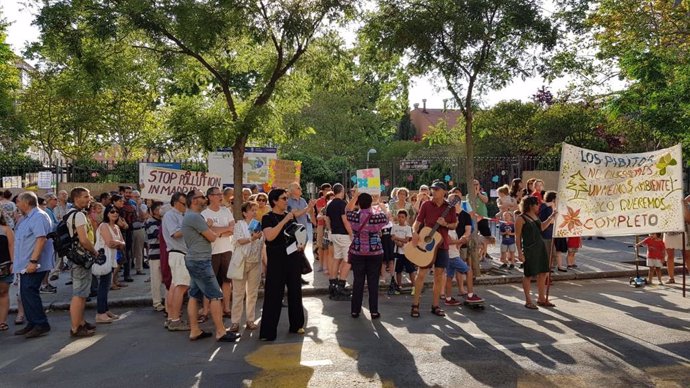 Vecinos de Chamberí protestan por la despeatonalización de la calle Galileo
