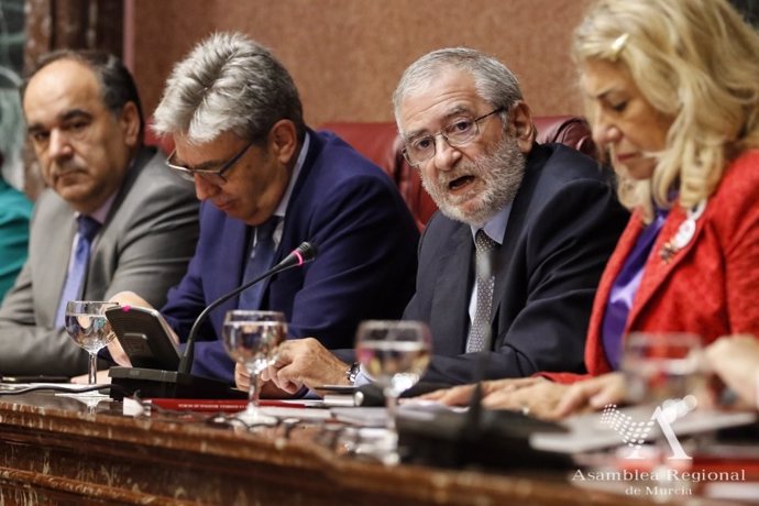 Imagen de la Mesa de la Asamblea, con su presidente Alberto Castillo segundo por la derecha