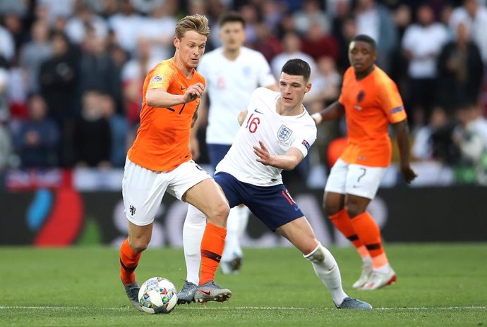 06 June 2019, Portugal, Guimaraes: Netherlands' Frenkie de Jong (L) and England's Declan Rice battle for the ball during the UEFANations League Semi Final soccer match between Netherlands and England at the Estadio D. Afonso Henriques. Photo: Tim Goode