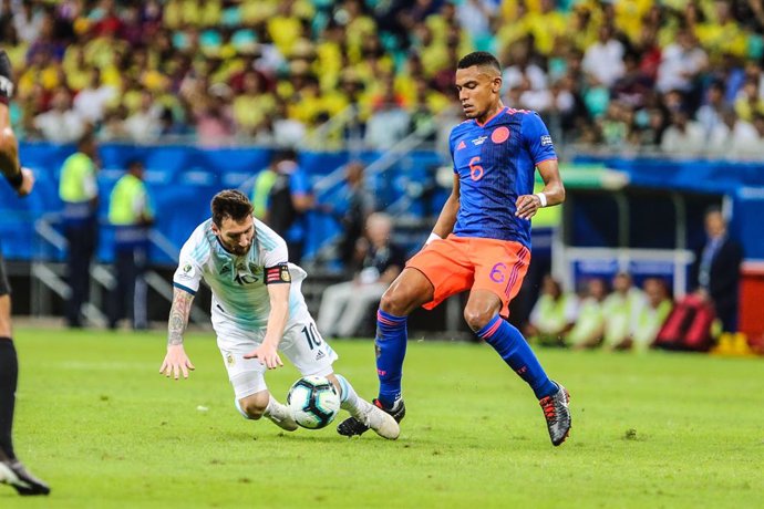 15 June 2019, Brazil, Salvador: Argentina's Lionel Messi and Colombia's  William Tesillo in action during the Copa America 2019 Group B soccer match between Argentina and Colombia at the Itaipava Fonte Nova Arena. Photo: Geraldo Bubniak/ZUMA Wire/dpa