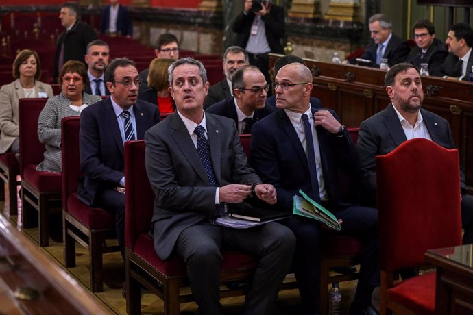 Els líders independentistes, l'ex-vicepresident de la Generalitat Oriol Junqueras (d); l'exconseller d'Afers exteriors Raül Romeva (c) i l'exconseller d'Interior Joaquim Forn (i), al costat de la resta dels acusats pel procés sobiranista catal 