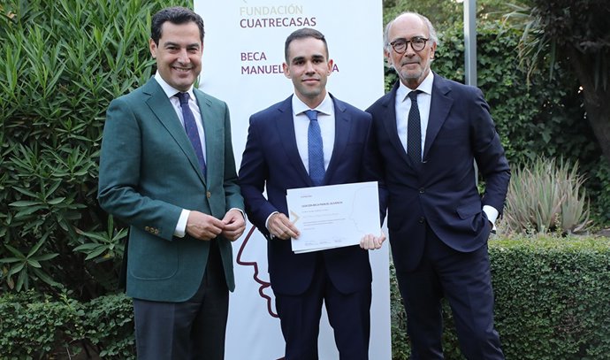 Juanma Moreno, a la izquierda, en la entrega de la beca a José María Vargas-Machuca