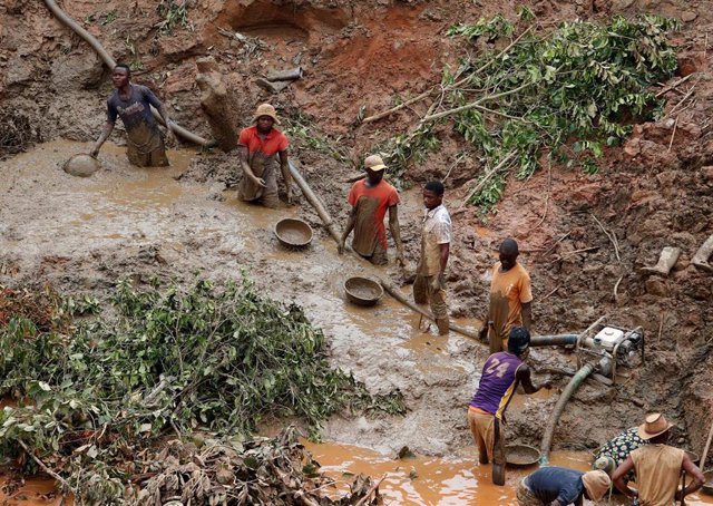 Hombres trabajando en una mina de oro en Ituri